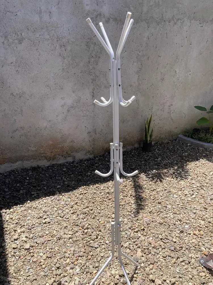 Gantungan serbaguna untuk helm baju handuk