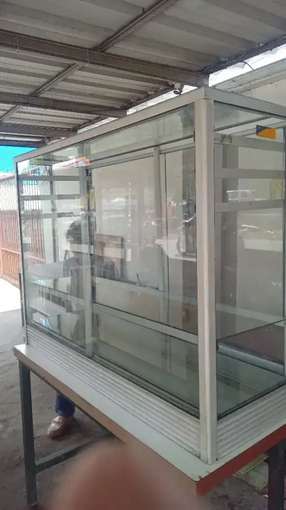 Etalase kaca bekas