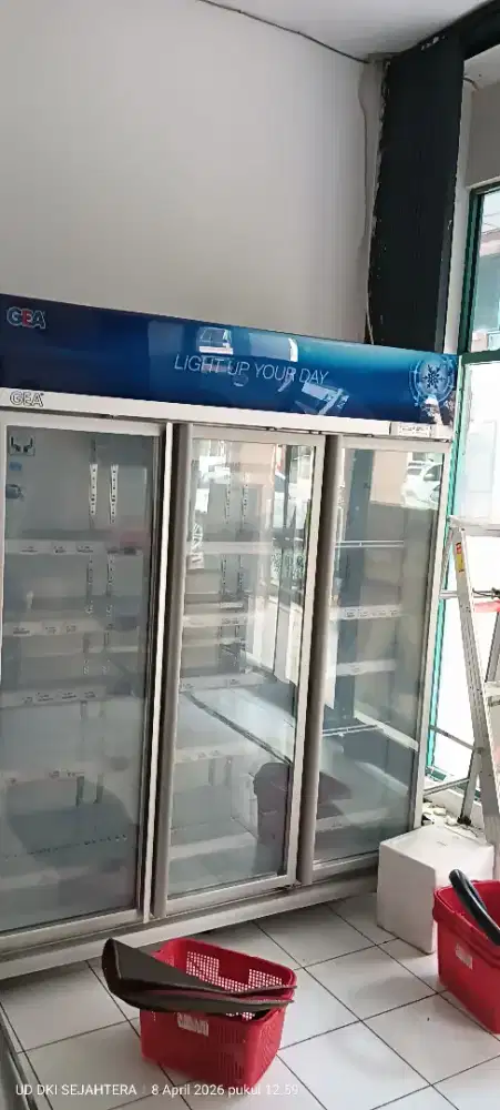Showcase 3 pintu merk GEA