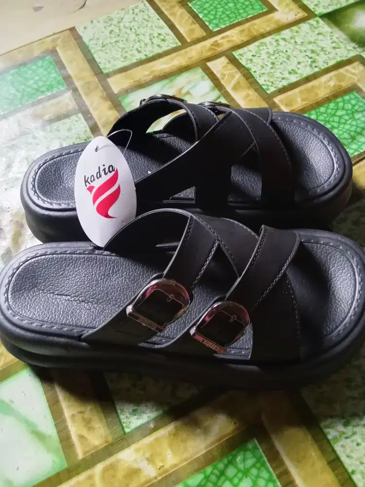 Sendal Hitam Perempuan