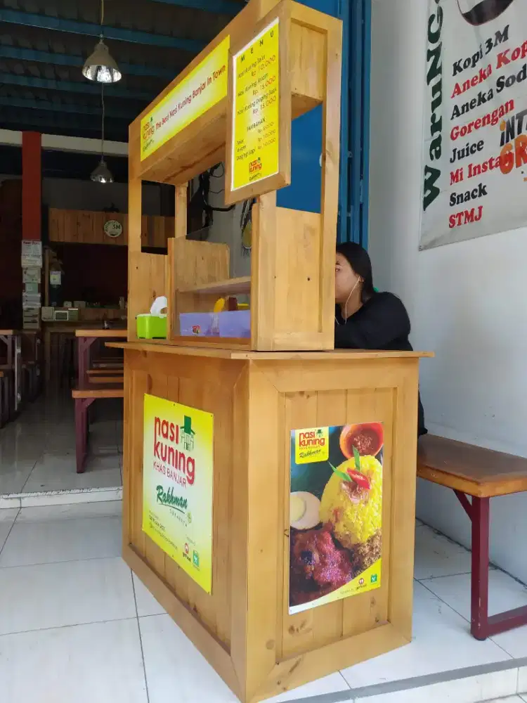 Wanita Jaga Stand Makanan