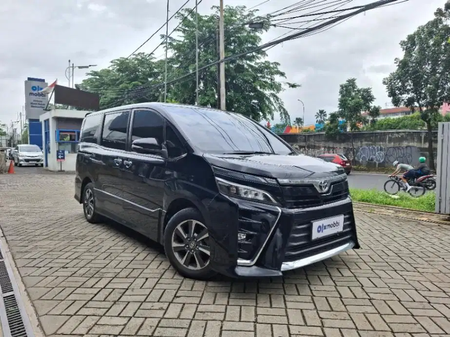 DP MURAH Toyota Voxy 2.0 Bensin-AT 2020 Putih CJFAB