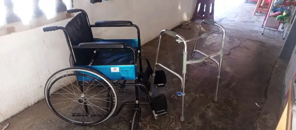 Kursi roda dan tongkat terapi sepaket
