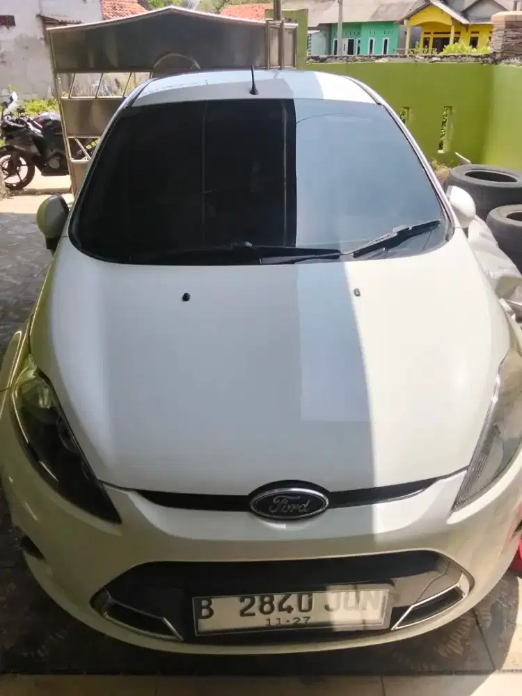 Di jual mobil ford fiesta tahun 2012
