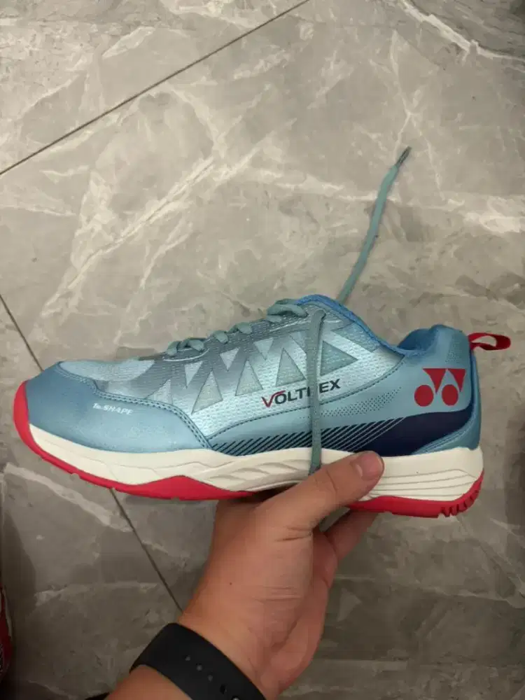 Sepatu badminton voltrex sky blue