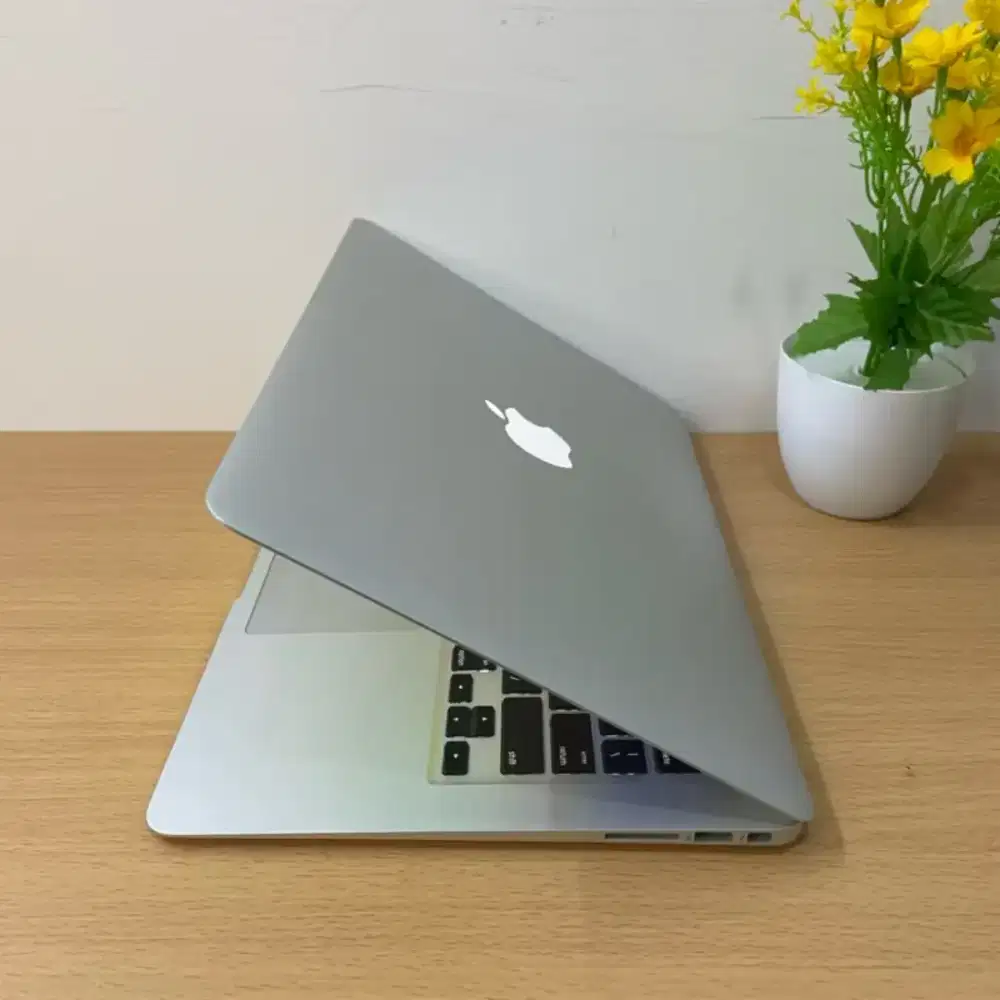 Macbook air early 2015 13 inch A1466 Core i7 8/256 gb