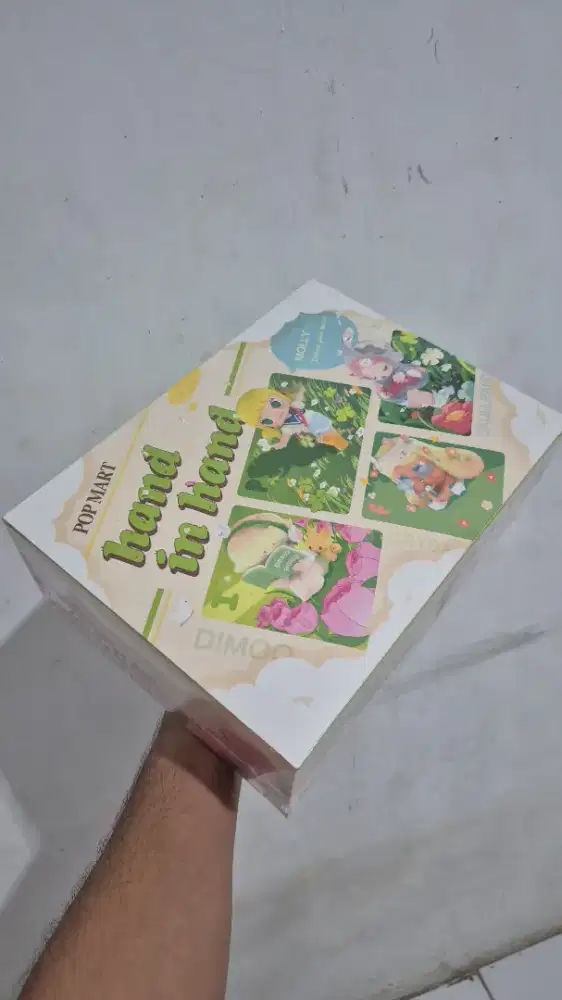 MOLLY HAND IN HAND POPMART