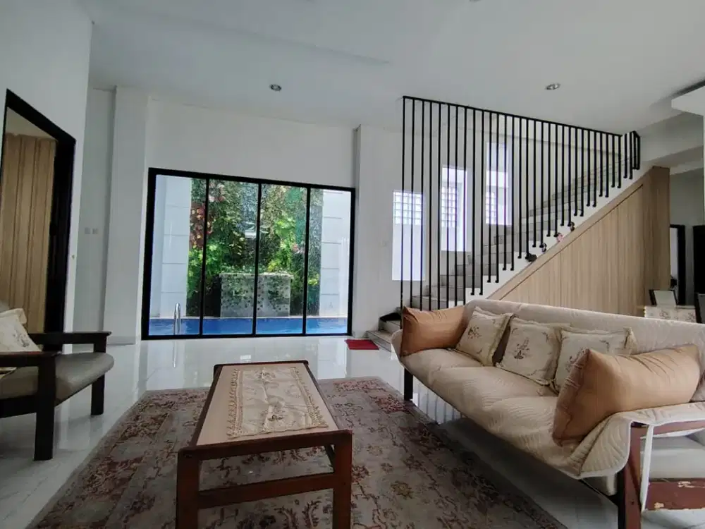 Miliki Rumah Idaman di Mahagoni Park, Graha Raya Bintaro. Kondisi Rumah Sangat Bagus 3,5Lantai,Semi Furnished Dengan Pintu Utama Baja, smart lock