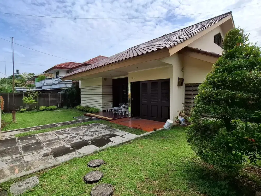 Rumah Luas Terawat Apik di Jalan Utama Billy Moon Dekat Tol Becakayu