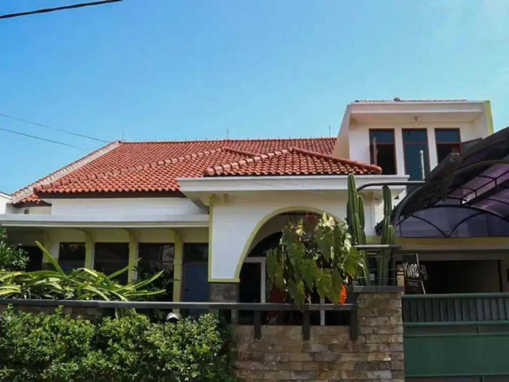 Rumah Luas 500m dengan Taman & Kolam Ikan – Siap Huni, Tenang & Private (2 Lantai)