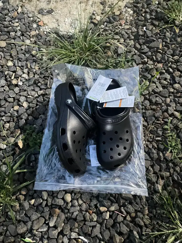 CROCS ITEM POLOS SZ 42 BARUU