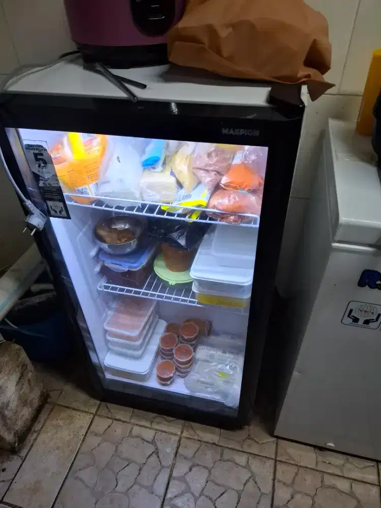 Jual showcase kecil bekas