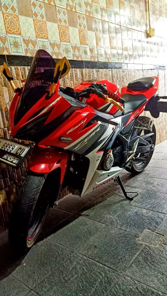 Honda CBR 150R 2017 Merah - Low KM, Pajak Hidup & Surat Lengkap