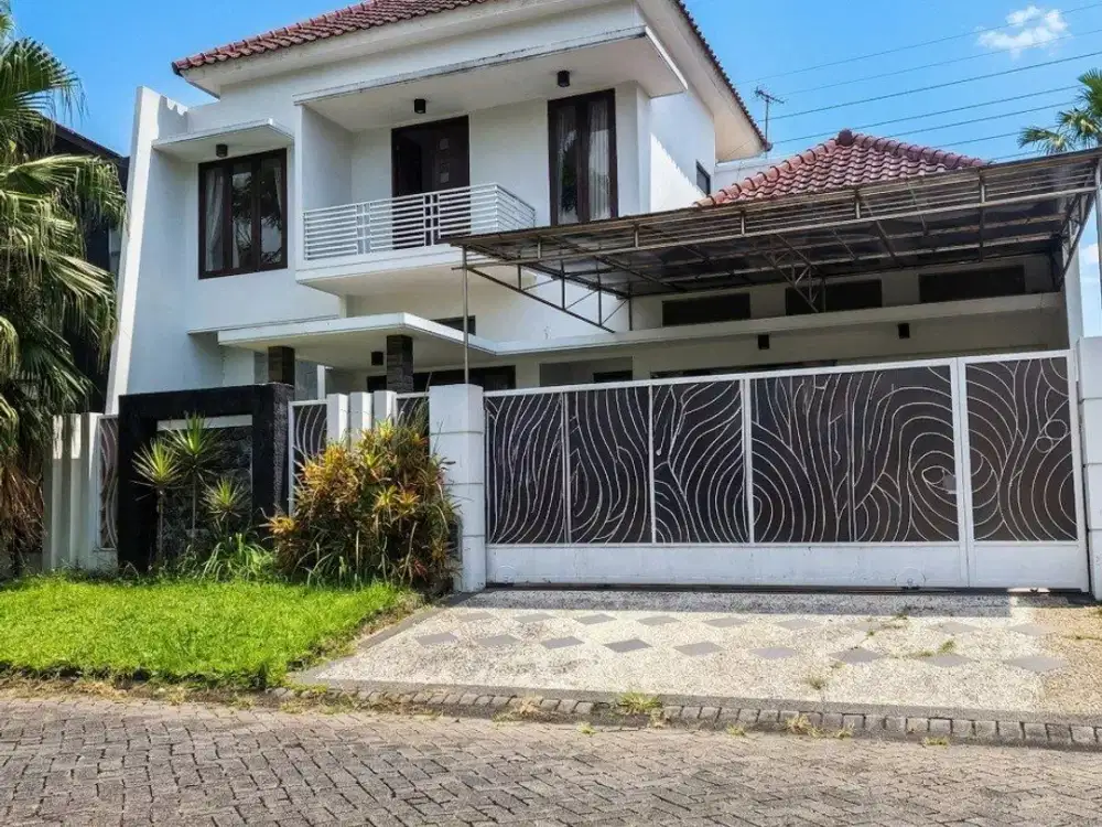 DIJUAL dan DISEWAKAN Rumah Mewah 2Lt Semi Furnish Siap Huni Lingkungan Elite Kawasan Premium Dekat Pusat Kota dan Exit Tol di Araya Golf