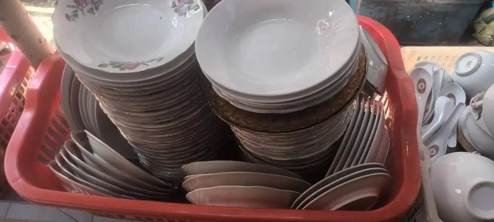 peralatan makan (piring, mangkok, sendok, gelas) kaca