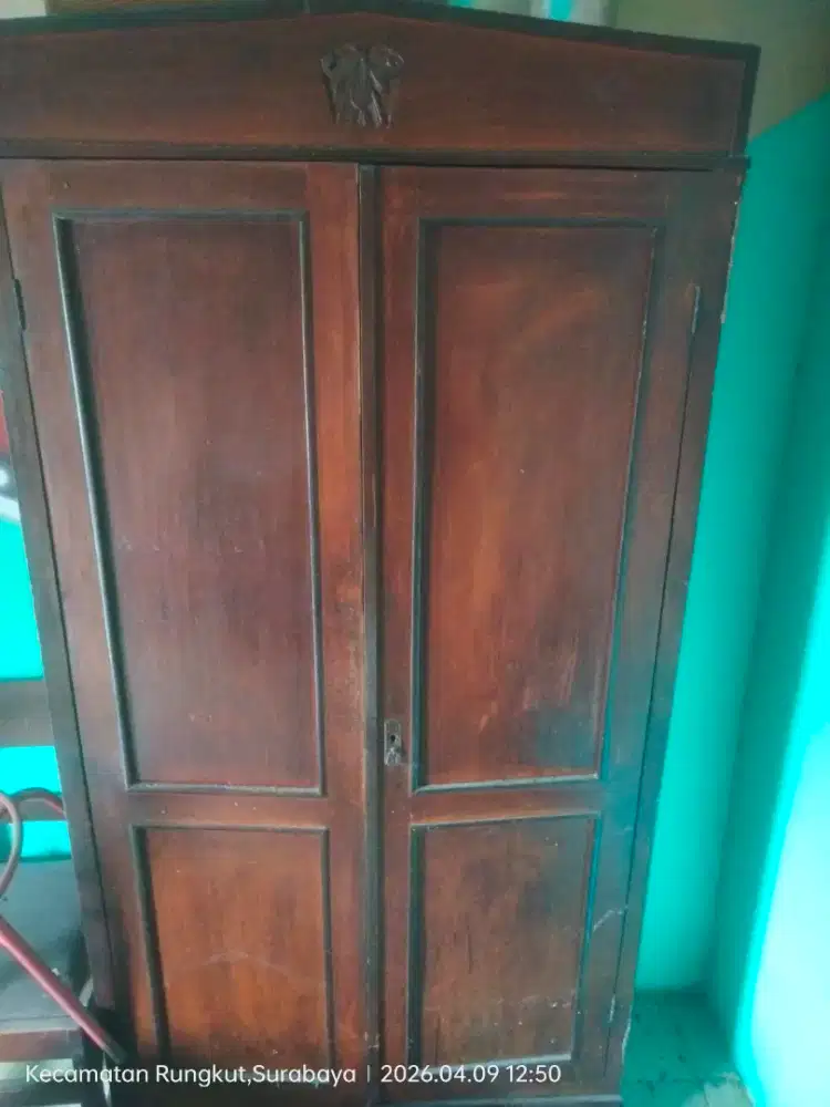 Lemari jati kuno kokoh