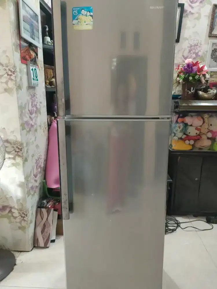 Kulkas 2 pintu tinggi merk sharp siap pakai