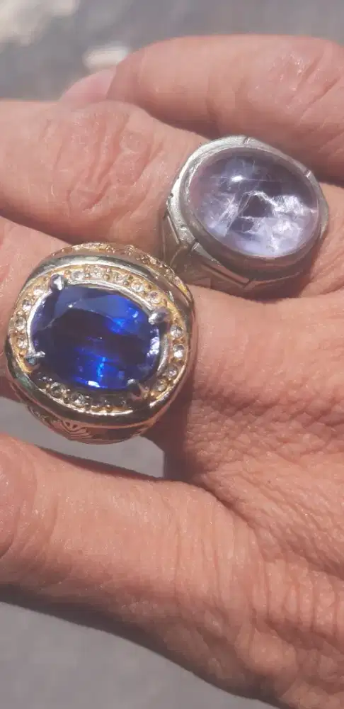 2 buah batu lawasan biru dan violet muda