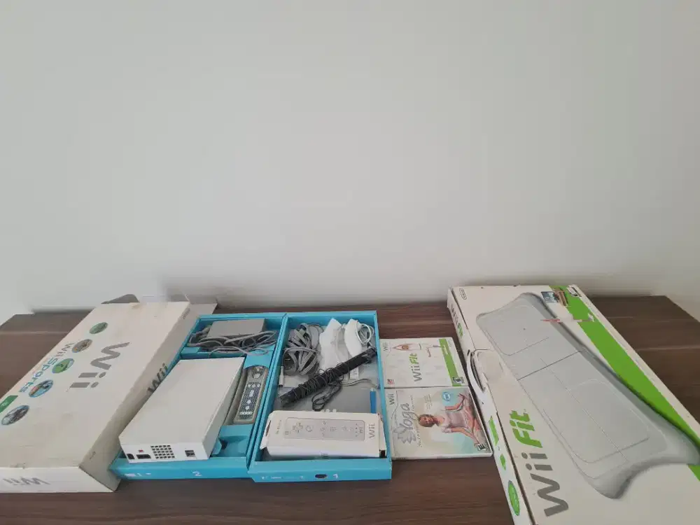 Wii Sport motion-controlled gaming console