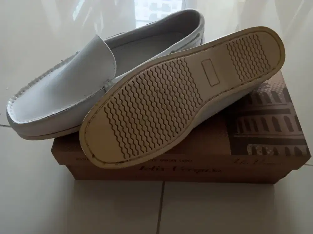 Sepatu kulit putih slop baru