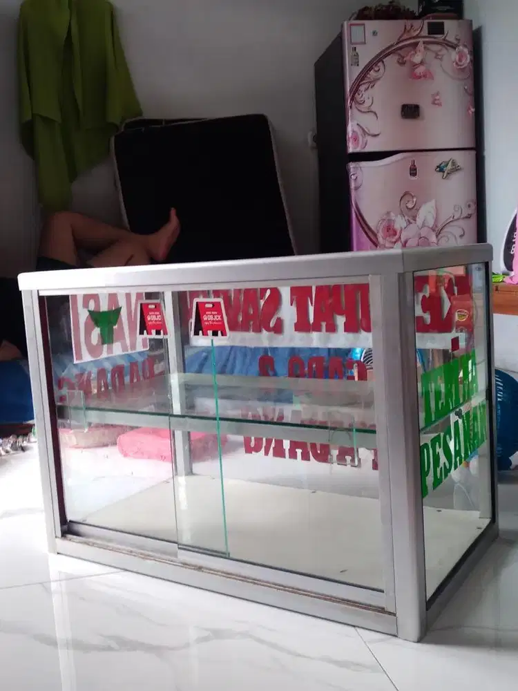 Etalase kaca ukuran 80x40x60