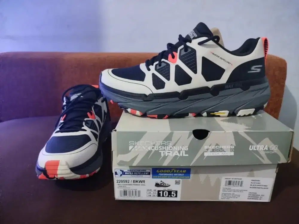 Sepatu Skechers size 44