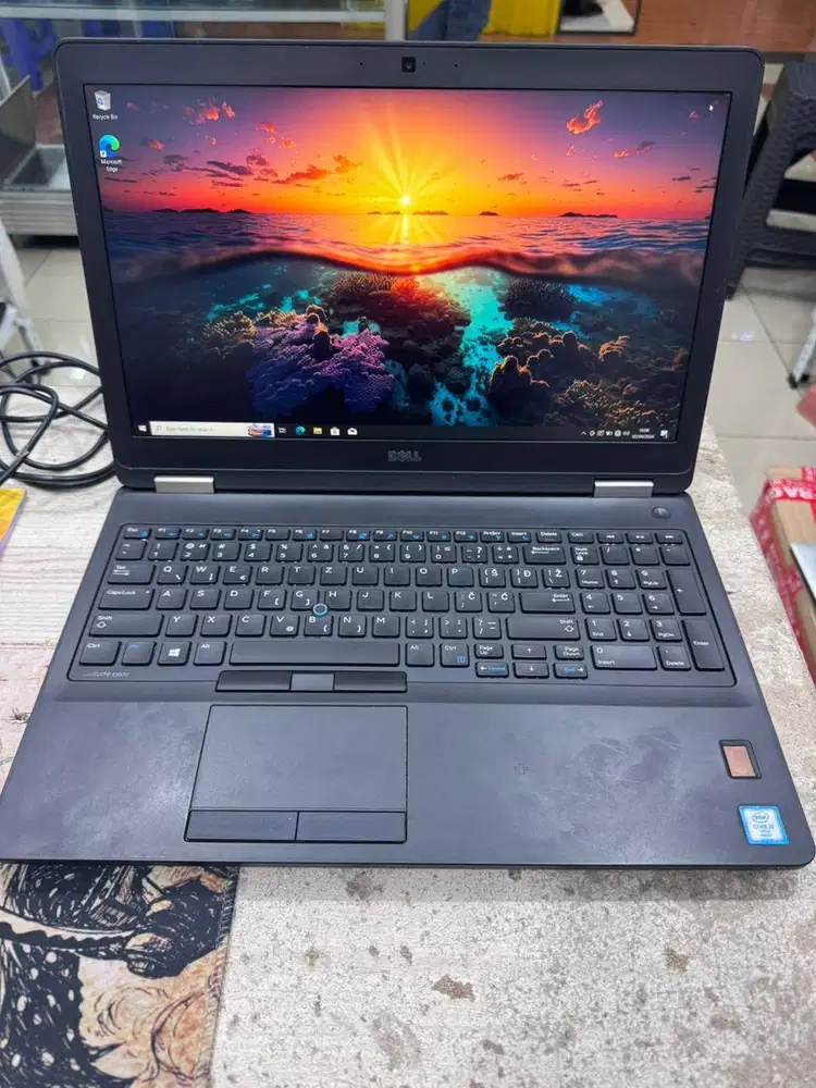 DELL LATITUDE E5570 CORE I5 GEN 6 8/256 GB 15 INCHI DUAL VGA