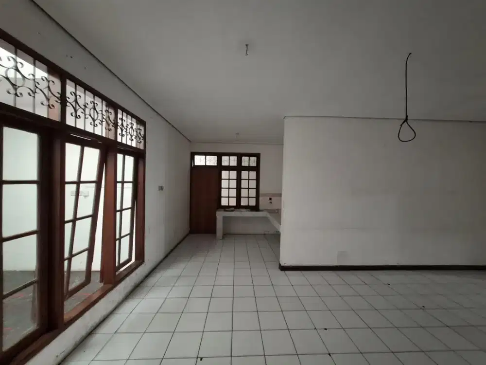 Disewakan Rumah 2 lantai strategis ex Resto , shm , bebas Banjir di Antapani Bandung Timur