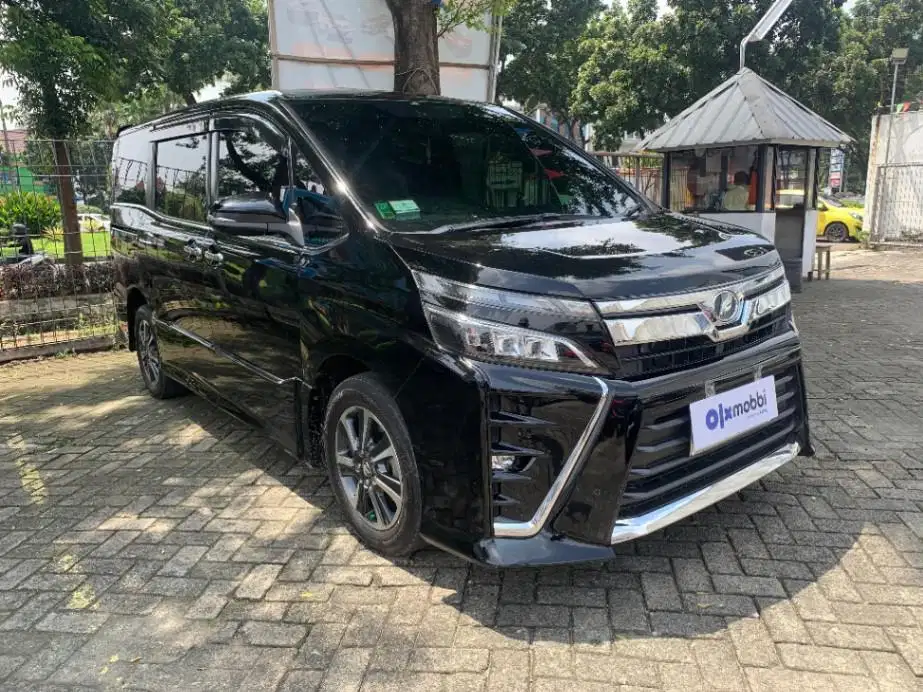 DP MURAH Toyota Voxy 2.0 Bensin-AT 2018 Hitam CBYIB