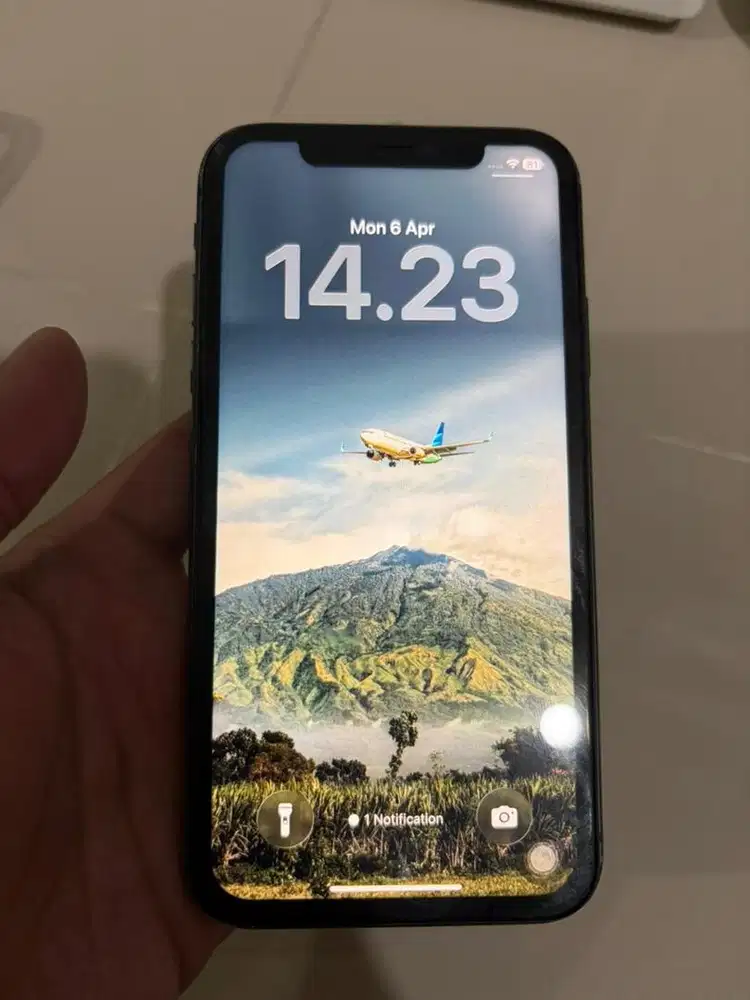 iPhone 11 128 GB ex Ibox warna hitam