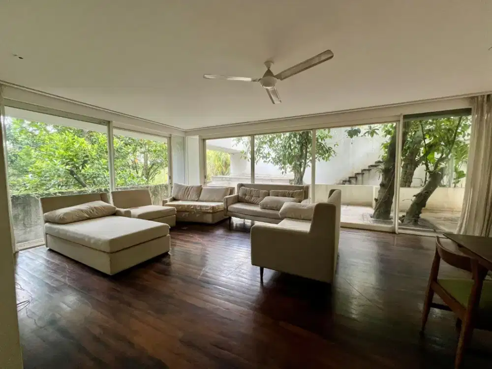 Disewakan Rumah 4BR 3 Lantai dengan Taman, Full Facility - Pejaten, Jakarta Selatan