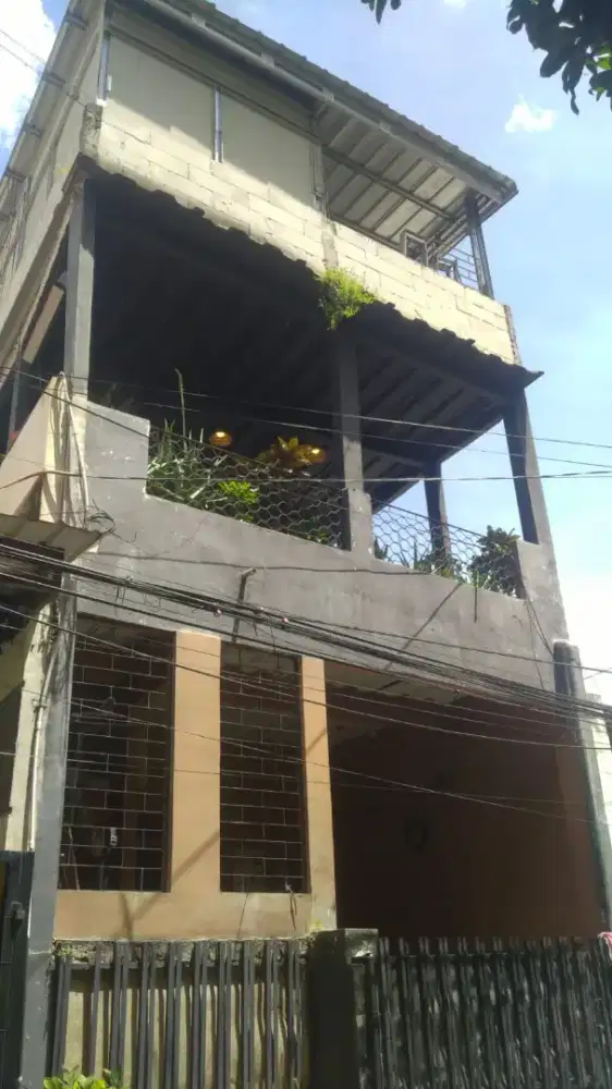 Rumah  di Tanah Kusir II pinggir jalan LT 76 m2  LB 150 m2