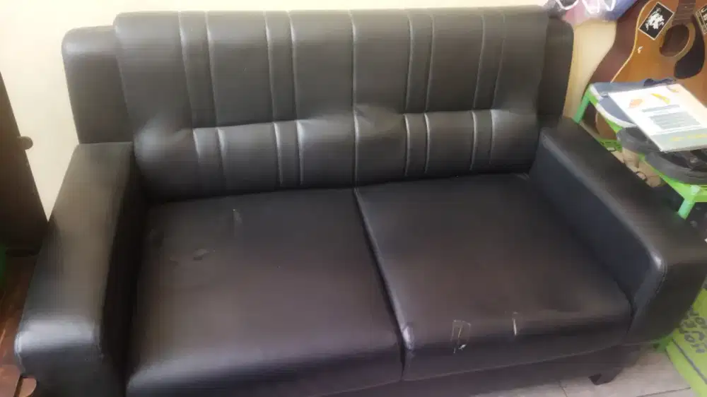 SOFA HITAM LEBAR