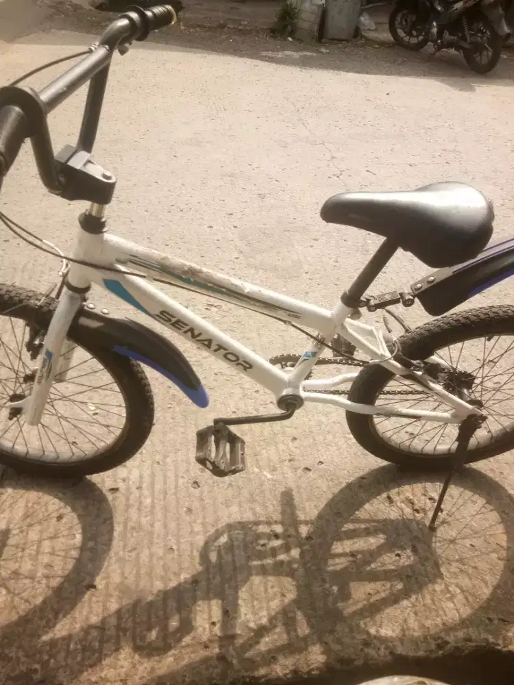Jual speda merk senator! Wrna putih
