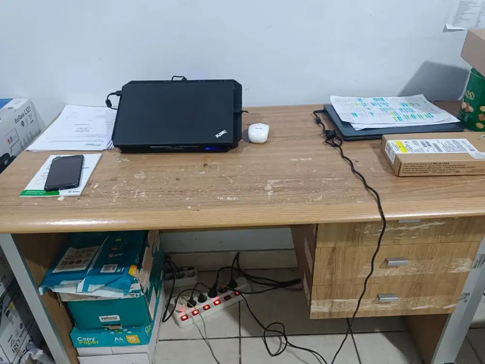 MEJA KERJA / MEJA KANTOR KAYU BEKAS (3 UNIT TERSEDIA) 450 rb nego