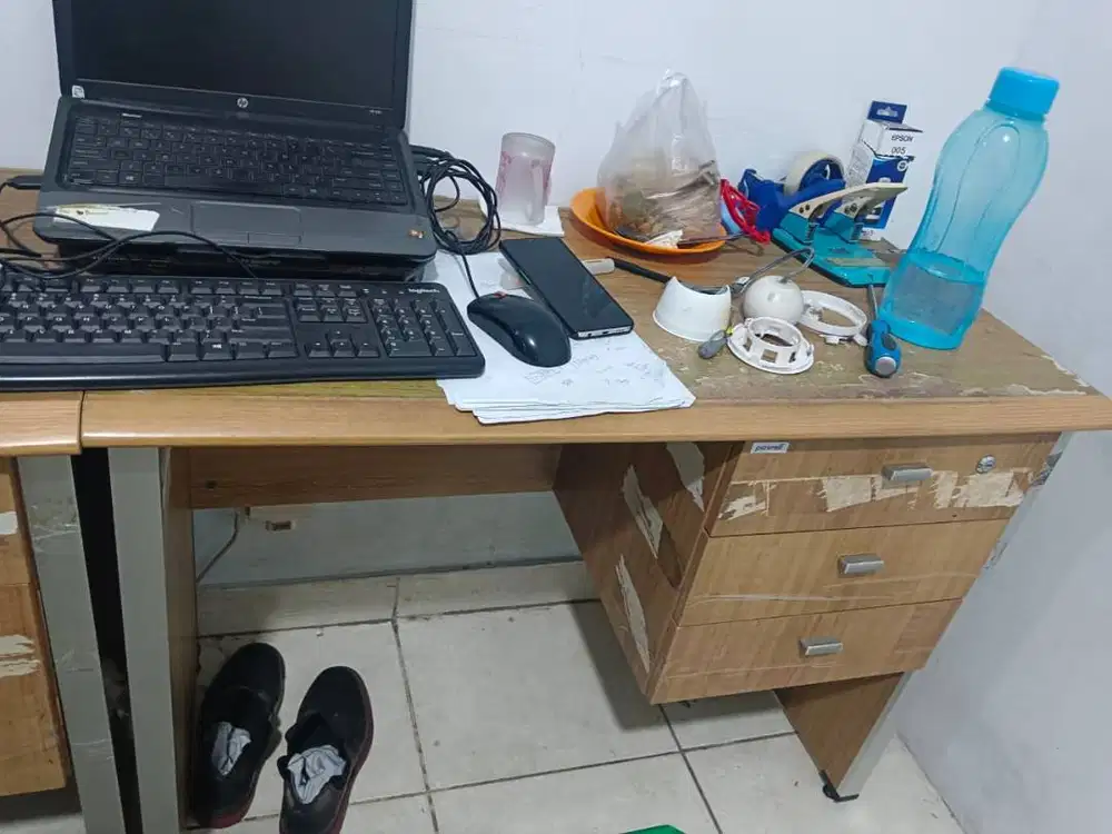 MEJA KERJA / MEJA KANTOR KAYU BEKAS 300 rb nego bonus kursi