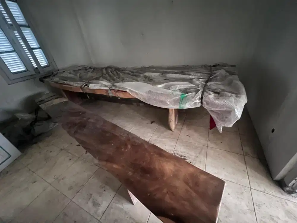 Dijual 1 set meja kayu panjang plus kursi nya 2 buah