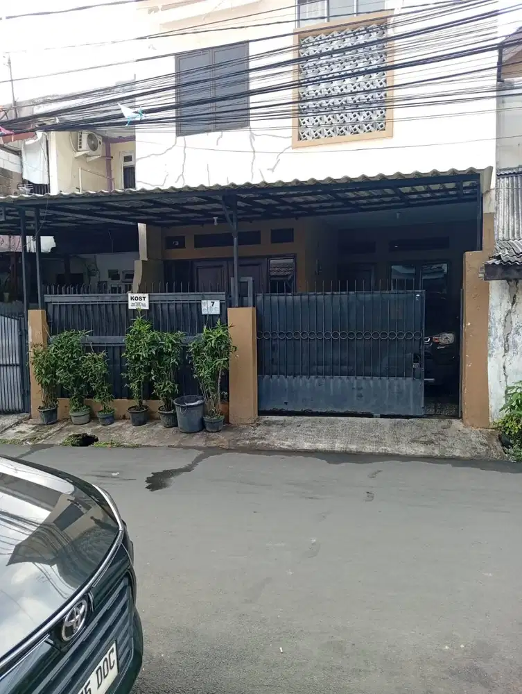 Rumah 2 Lantai Lokasi Strategis di Tengah Jakarta Selatan