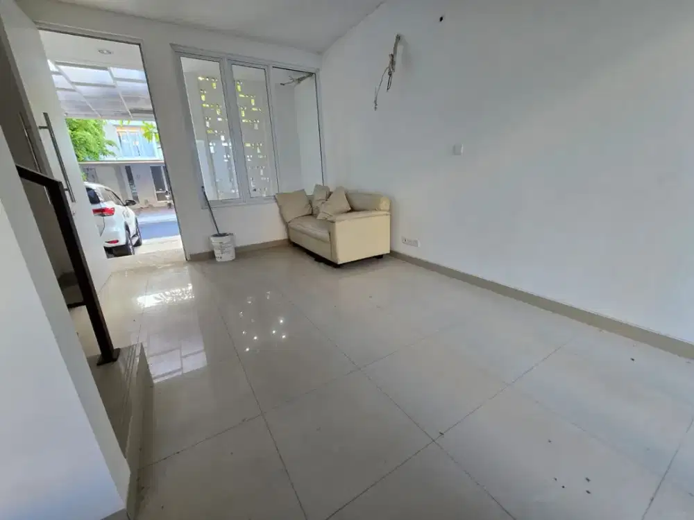 Disewakan Rumah Bagus Cluster Yarra JGC, Semi Furnish, Lingkungan Premium