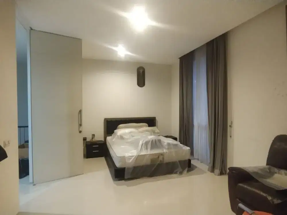 Terawat Rumah Crystal Golf Citraland di Surabaya Barat