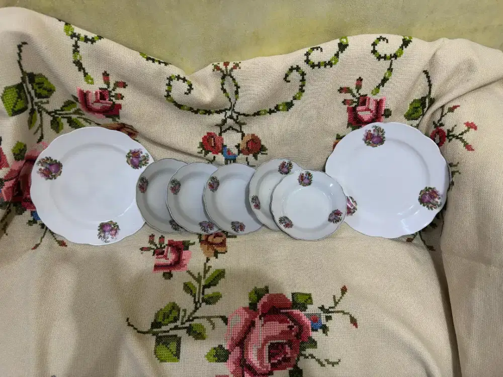 Borongan 7 Pcs Piring Keramik Vintage Motif Eropa (Mulus)