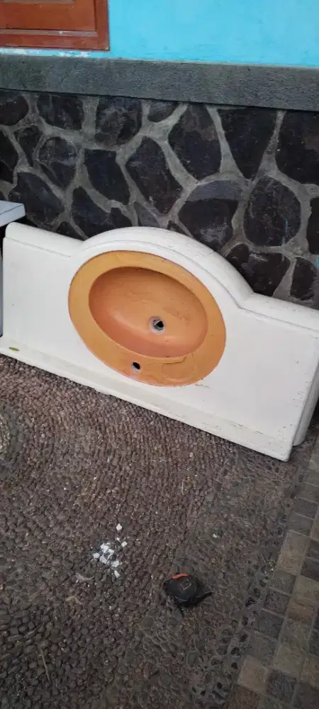 Westafel bekas hotel