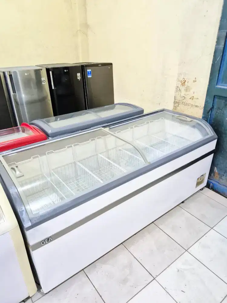 FREEZER GEA 700L 2 MESIN FULL KERANJANG