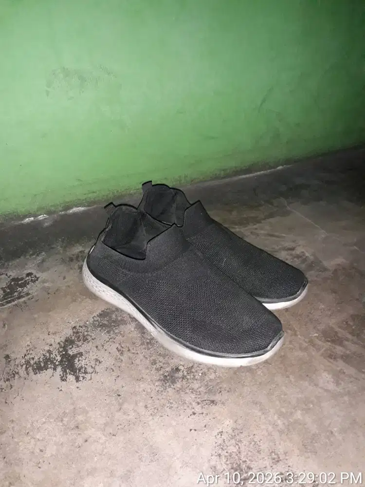 Sepatu tidak bermerk