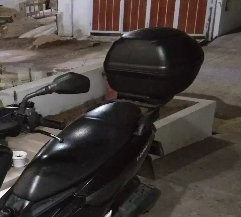 Box Merk Givi warna hitam