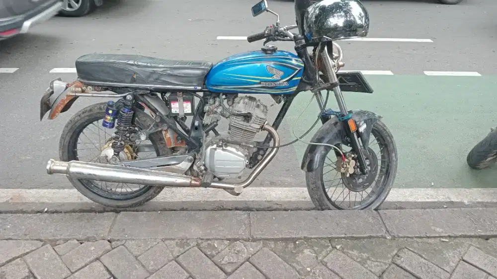Motor Honda GL 100 body cb