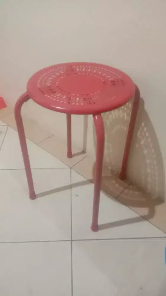 Kursi bulat warna merah merk azko