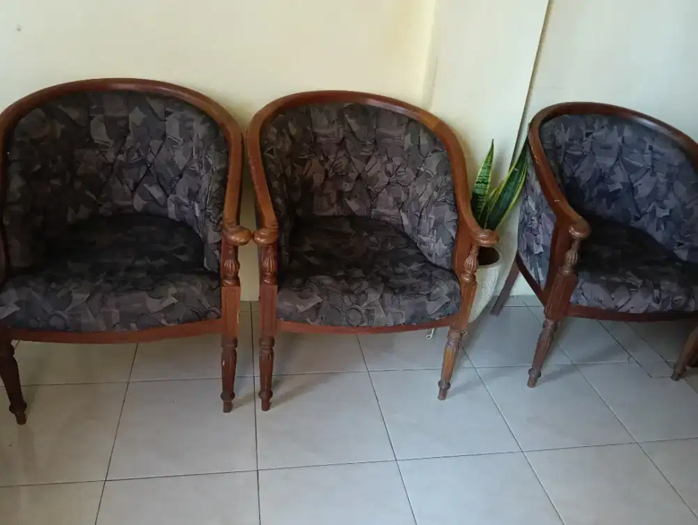 Jual Meja dan kursi tamu serta lemari pajangan bekas