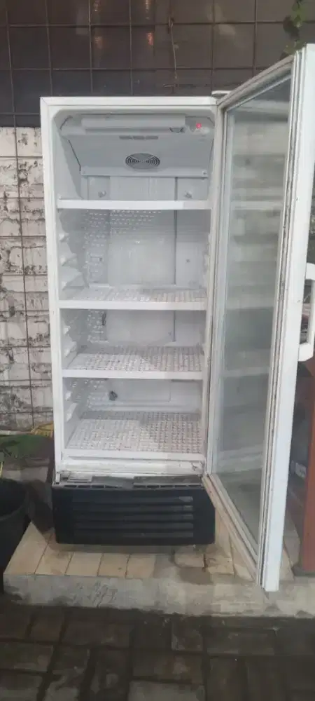 showcase sharp kulkas