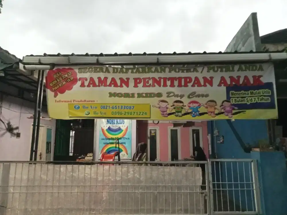 Pengasuh penitipan anak